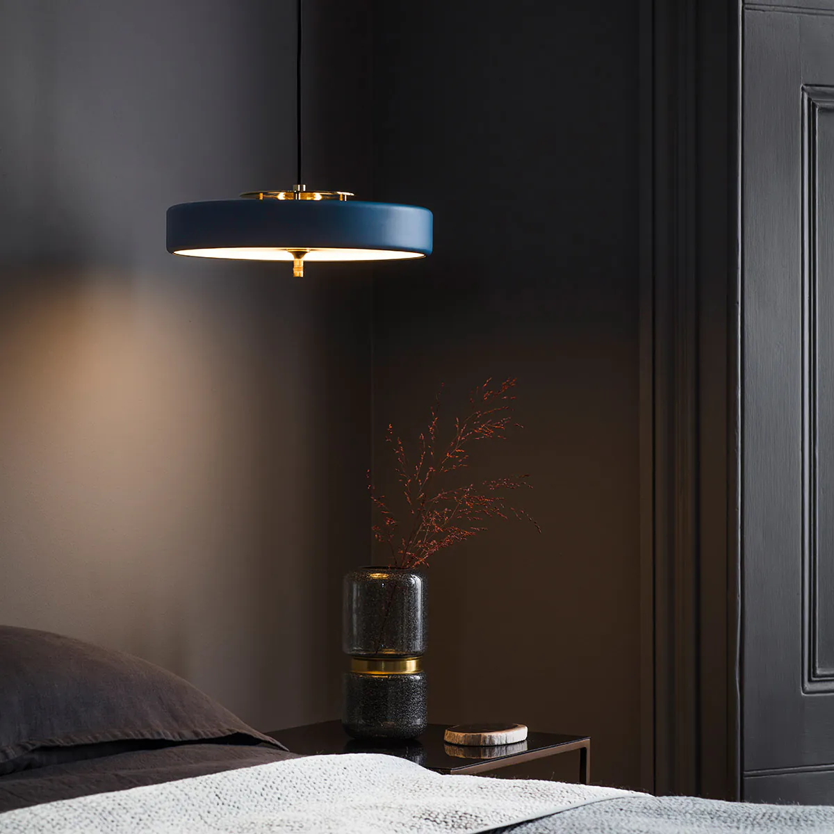 poliertes Messing und gebürstetes Aluminium und Polycarbonat Leuchte von Bert Frank – Revolve Hängeleuchte, Ø: 35 cm, Rot, Messing poliert, luxuriöses Statement-Design, blendfreies Licht