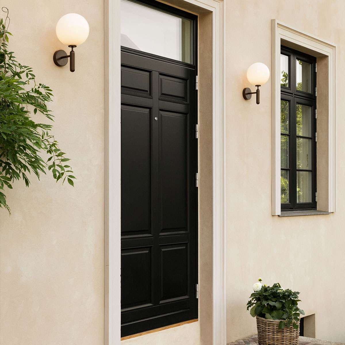 Miira Outdoor Wandleuchte, Ø: 22,5 cm, H: 35,5 cm, Schwarz, Glas transparent Miira Outdoor Wandleuchte, Ø: 22,5 cm, H: 35,5 cm, Dunkelbronze, Opalglas