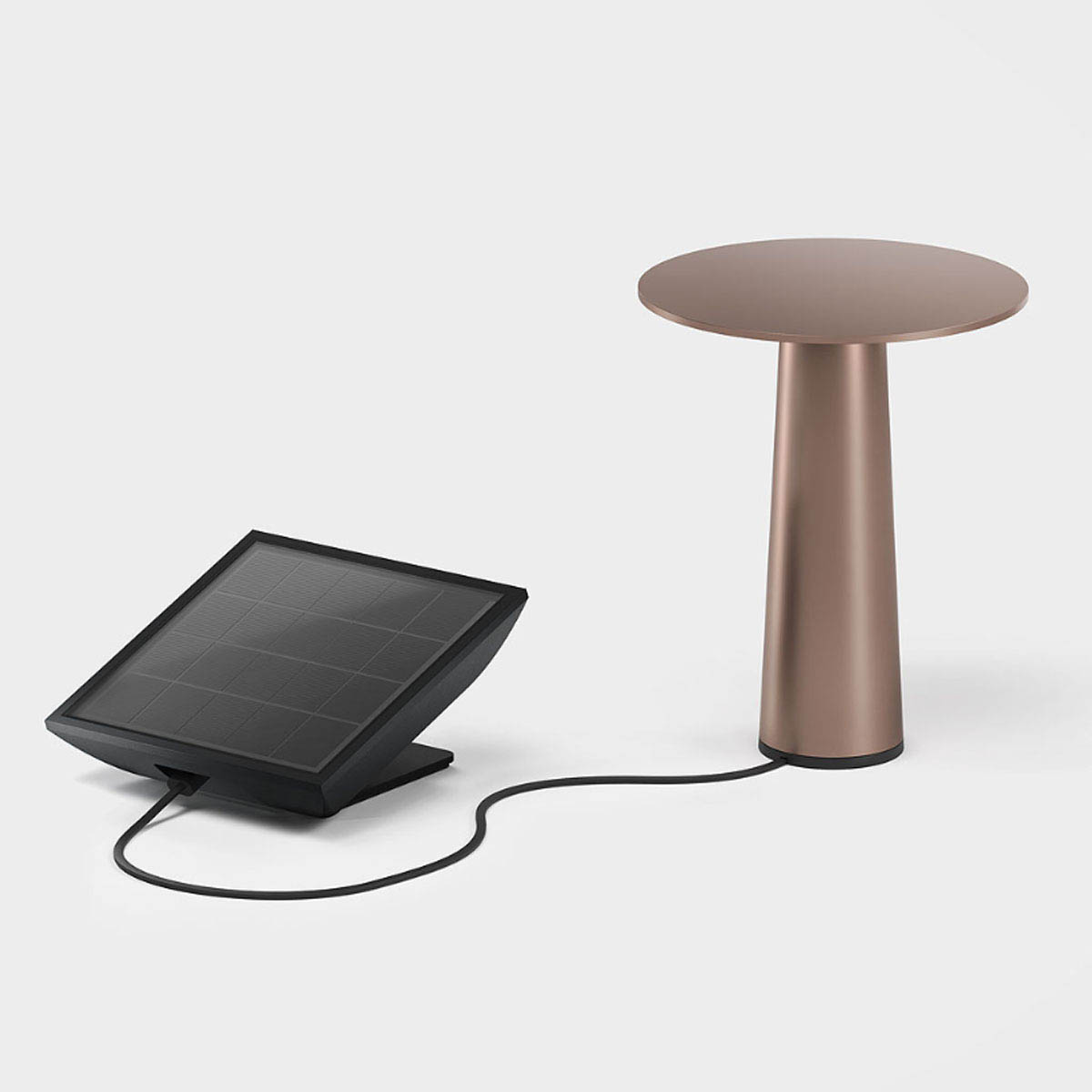 Solarbank schwarz mit Akku Tischleuchte bronze verbunden mit einem schwarzem Kabel