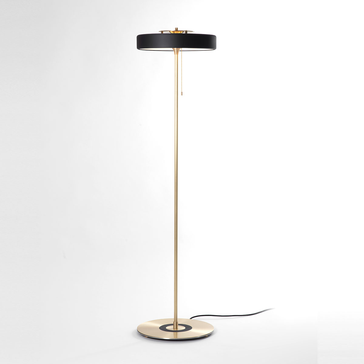 Revolve Stem Stehleuchte, H: 130 cm, Schwarz, Messing poliert