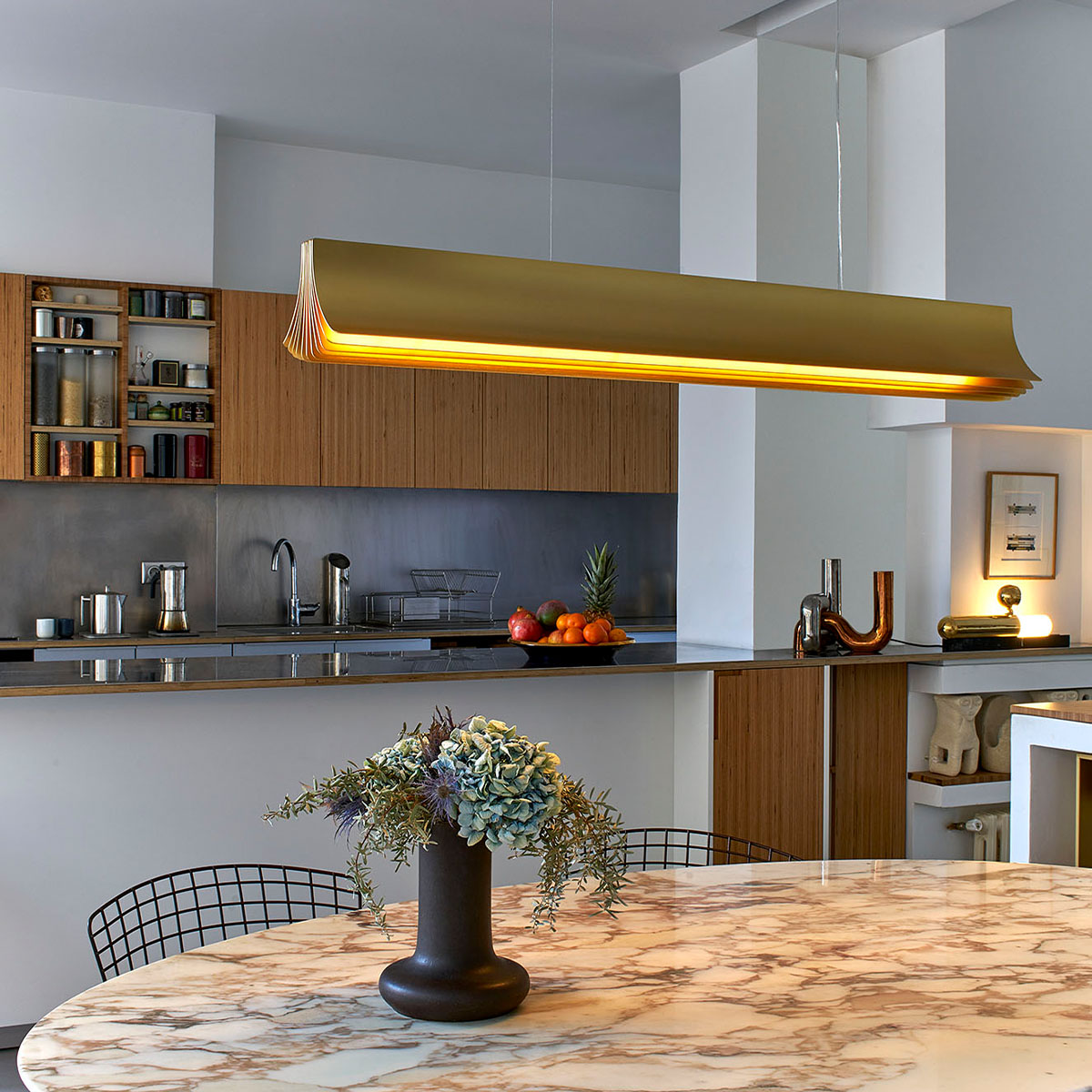 Respiro 900 Pendelleuchte Gold L: 90 cm – zeitlose Designerlampe von DCW Editions passt perfekt ins Wohnzimmer Respiro 1200 Pendelleuchte Weiß & Gold L: 120 cm in Weiß Gold – zeitloses Design des Herstellers DCW Editions für den Esstisch