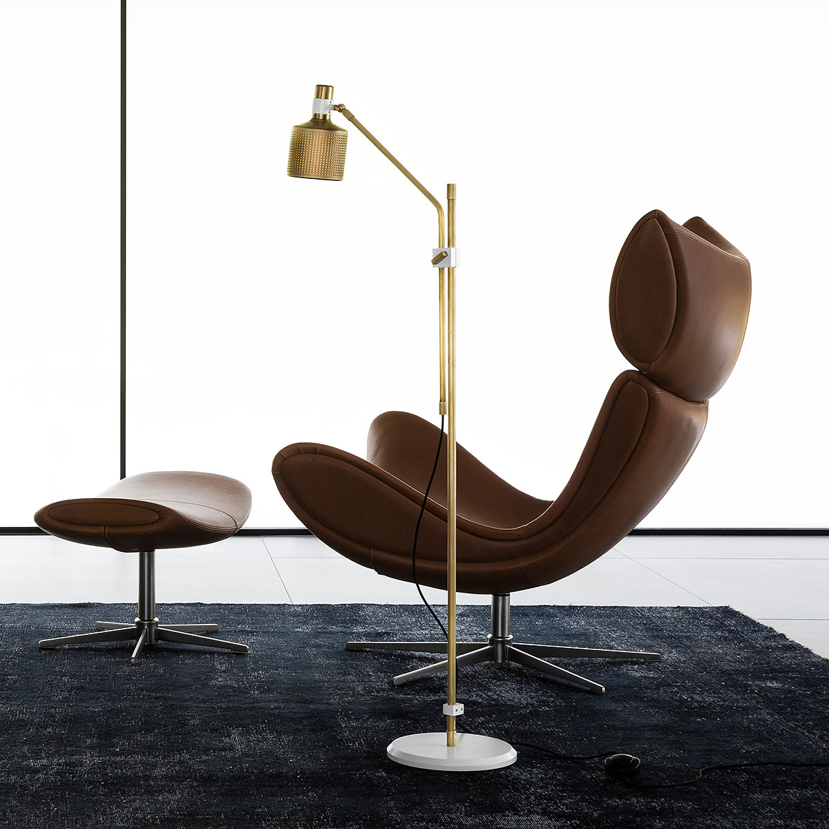 Perfekt für Wohnzimmer oder Leseecke: Bert Frank Riddle Standlampe, H: 130 cm aus gebürstetes Messing – fokussiertes Licht Perfekt für Wohnzimmer oder Leseecke: Bert Frank Riddle Standlampe, H: 130 cm aus gebürstetes Messing – fokussiertes Licht