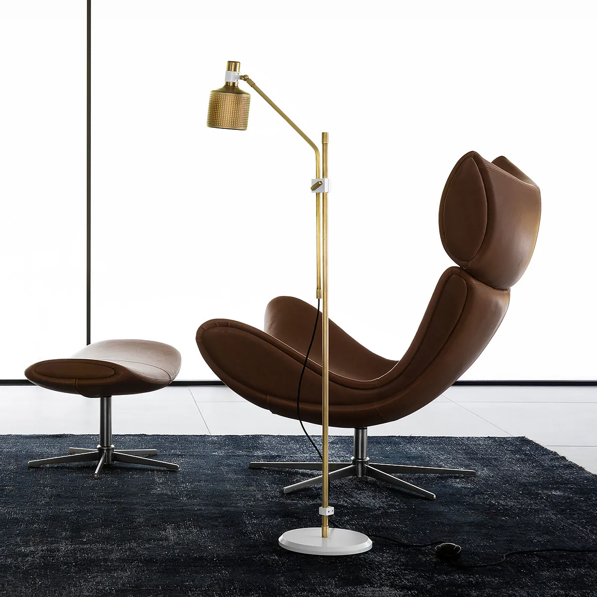 Perfekt für Wohnzimmer oder Leseecke: Bert Frank Riddle Standlampe, H: 130 cm aus gebürstetes Messing – fokussiertes Licht Perfekt für Wohnzimmer oder Leseecke: Bert Frank Riddle Standlampe, H: 130 cm aus gebürstetes Messing – fokussiertes Licht