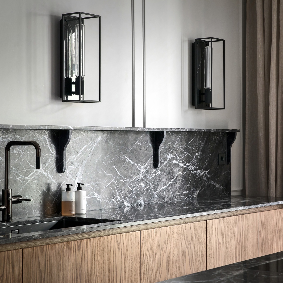 buster-punch-caged-wall-mood-01 Buster + Punch Caged Wall Wandleuchte mit Marmor, X-Large, Weißer Marmor