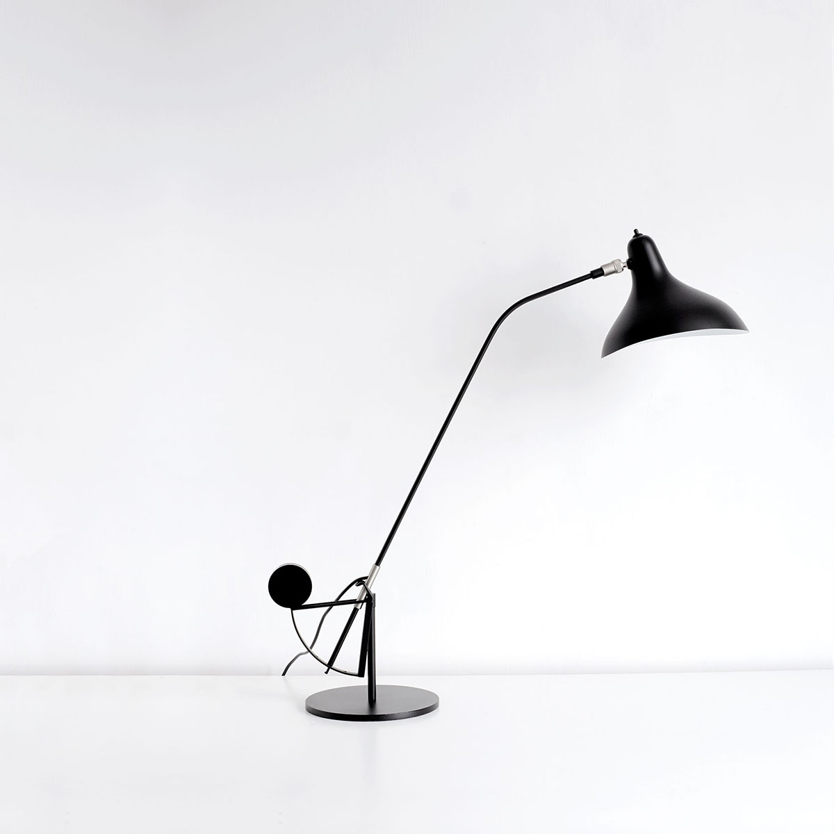 Mantis BS3 Tischleuchte H: 63 cm - 84 cm in Schwarz – exklusive Designerleuchte des Herstellers DCW Editions für den Nachttisch