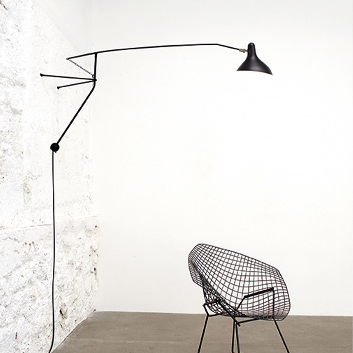 Mantis BS2 Mini Wandleuchte T: 71,5 cm in Schwarz – exklusive Designerleuchte aus dem Hause DCW Editions ideal im Schlafzimmer