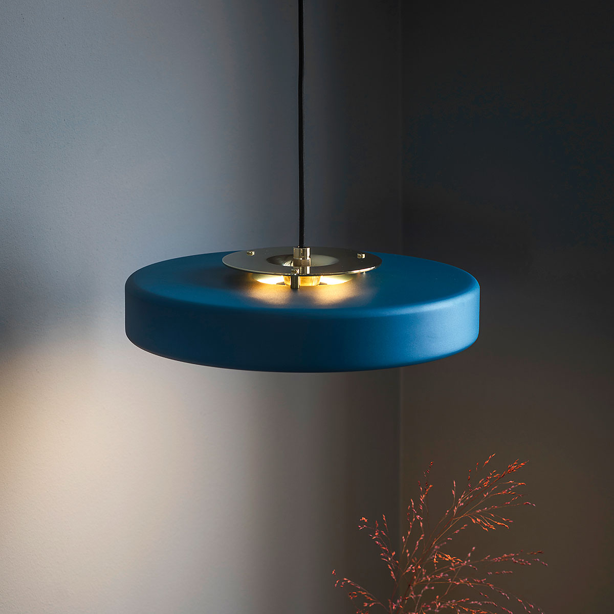 Perfekt für Esszimmer oder Lounge: Bert Frank Revolve Rise & Fall Hängeleuchte, Ø: 35 cm, Blau, Messing gebürstet aus gebürstetes Messing und gebürstetes Aluminium und Polycarbonat – atmosphärisches Licht Perfekt für Esszimmer oder Lounge: Bert Frank Revolve Rise & Fall Hängeleuchte, Ø: 35 cm, Blau, Messing poliert aus goldfarbene Oberfläche und Aluminium und Polycarbonat – gleichmäßige Beleuchtung