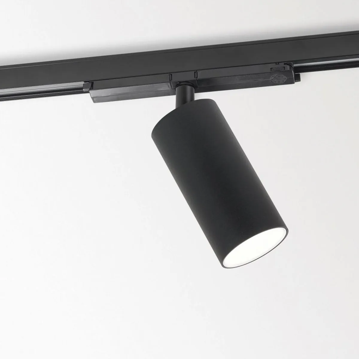SPY 66 92718 ADM DIM5 Schienenstrahler, DALI dimmbar, Ø: 6,6 cm, Schwarz, Extra-Warmweiß 2700K, 18° SPY 66 93045 ADM DIM5 Schienenstrahler, DALI dimmbar, Ø: 6,6 cm, Schwarz, Warmweiß 3000K, 45°