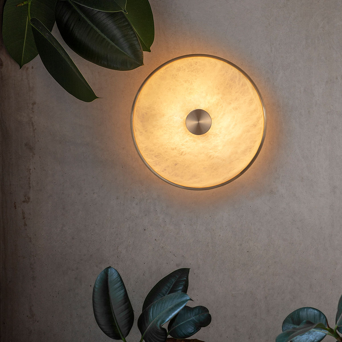 Perfekt für Flur oder Schlafzimmer: Bert Frank Beran Wandlampe, Messing gebürstet, Ø: 26 cm aus Messing und echter Alabaster – gleichmäßige Beleuchtung goldfarbene Oberfläche und edler Alabaster Leuchte von Bert Frank – Beran Wandlampe, Nickel satiniert, Ø: 36 cm, luxuriöses Statement-Design, blendfreies Licht