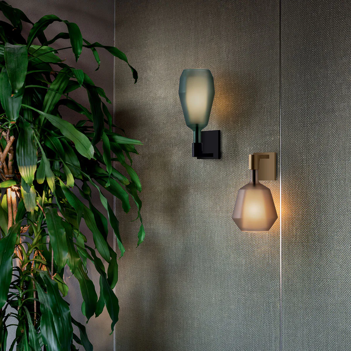 MoM 1602-33 Slim Wandleuchte H: 37 cm, Senfgelb, Schwarz