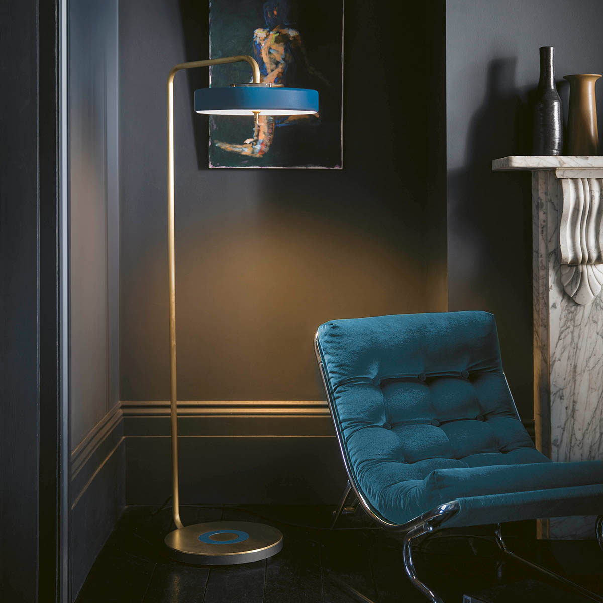 Luxusleuchten aus Großbritannien: Bert Frank Revolve Standlampe, H: 140 cm, Blau, Messing poliert, poliertes Messing und metallische Oberfläche und Polycarbonat, Designerleuchte aus England, atmosphärisches Licht, ikonische Revolve-Serie im Art Déco Stil