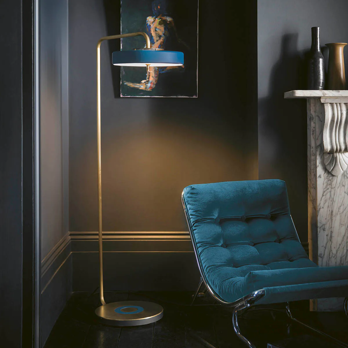 Luxusleuchten aus Großbritannien: Bert Frank Revolve Standlampe, H: 140 cm, Blau, Messing poliert, poliertes Messing und metallische Oberfläche und Polycarbonat, Designerleuchte aus England, atmosphärisches Licht, ikonische Revolve-Serie im Art Déco Stil