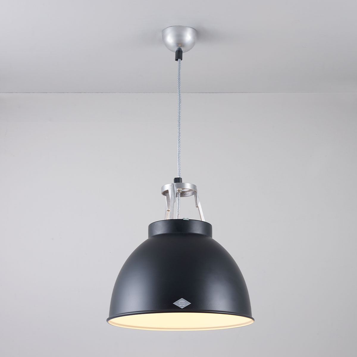 Titan Size 1 Pendelleuchte, Ø: 35,5 cm, Schwarz, Innen Weiß Titan Size 1 Pendelleuchte, Ø: 35,5 cm, Schwarz, Innen Weiß