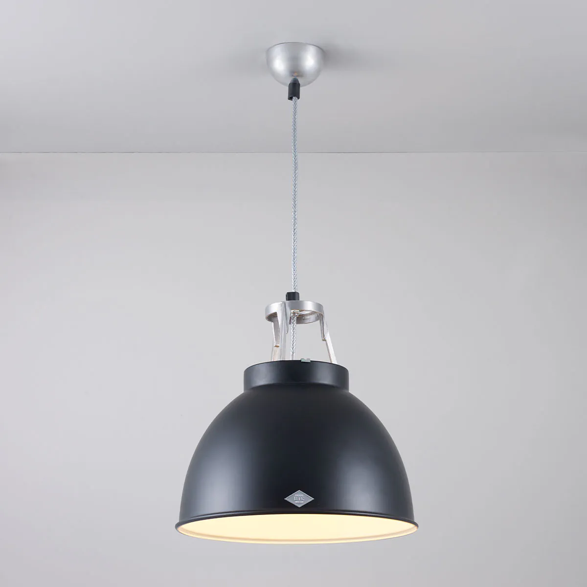 Titan Size 1 Pendelleuchte, Ø: 35,5 cm, Schwarz, Innen Weiß