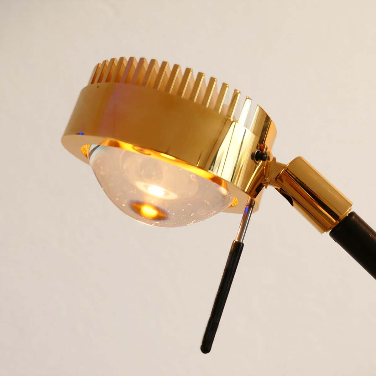 Movie M Tischleuchte, H: 54 - 67 cm höhenverstellbar, Schwarz & Gold Schirm von der Stehleuchte in der Farbe gold