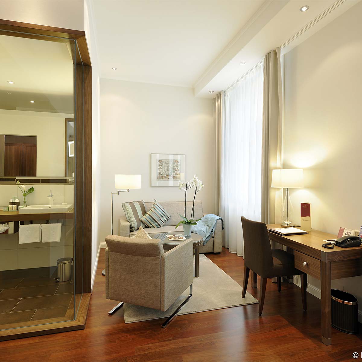 Elegeante schwenkbare Stehleuchte im Wohnzimmer neben der Couch stehend Elegeante schwenkbare Stehleuchte im Wohnzimmer neben der Couch stehend