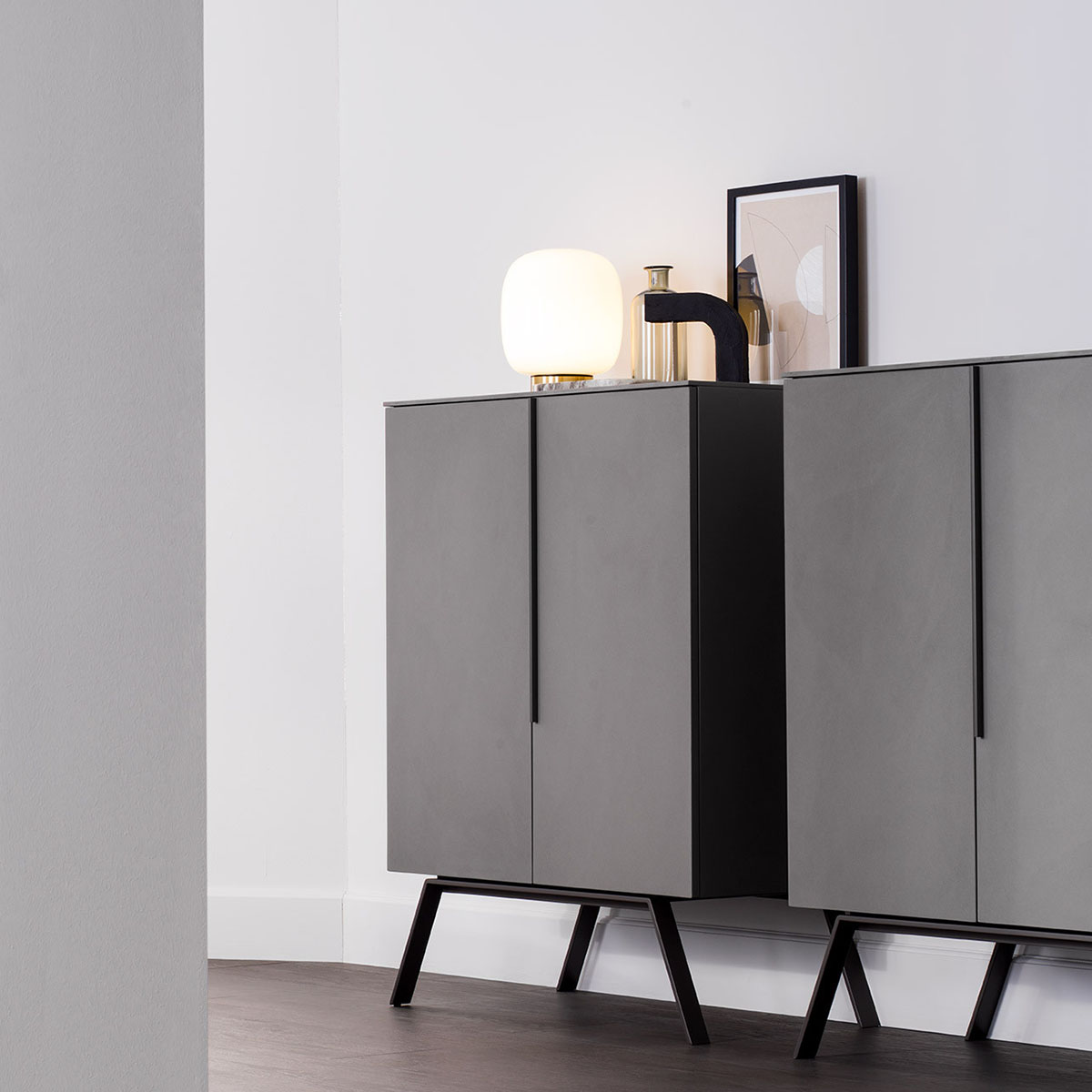 TOOY_Legier_557_32_3 Italienisches Lichtdesign: TOOY Legier 557.32 Tischleuchte, Schwarz & Kupfer, Opalglas – modernes, dekoratives Design