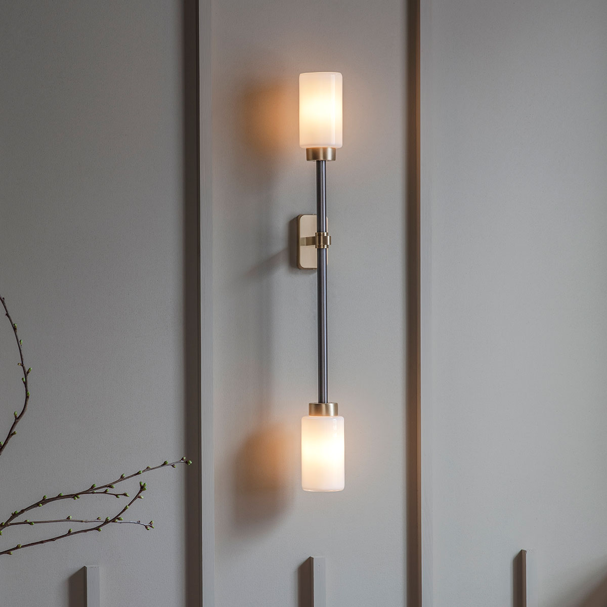 Luxusleuchten aus Großbritannien: Bert Frank Farol Wandleuchte, H: 60 cm, 2-flammig, Opalglas, poliertes Messing und Glas, exklusives britisches Design, atmosphärisches Licht, Farol-Serie mit mediterraner Eleganz goldfarbene Oberfläche und Glas Leuchte von Bert Frank – Farol Wandlampe, H: 60 cm, 2-flammig, Rauchglas, geometrische Formen, atmosphärisches Licht