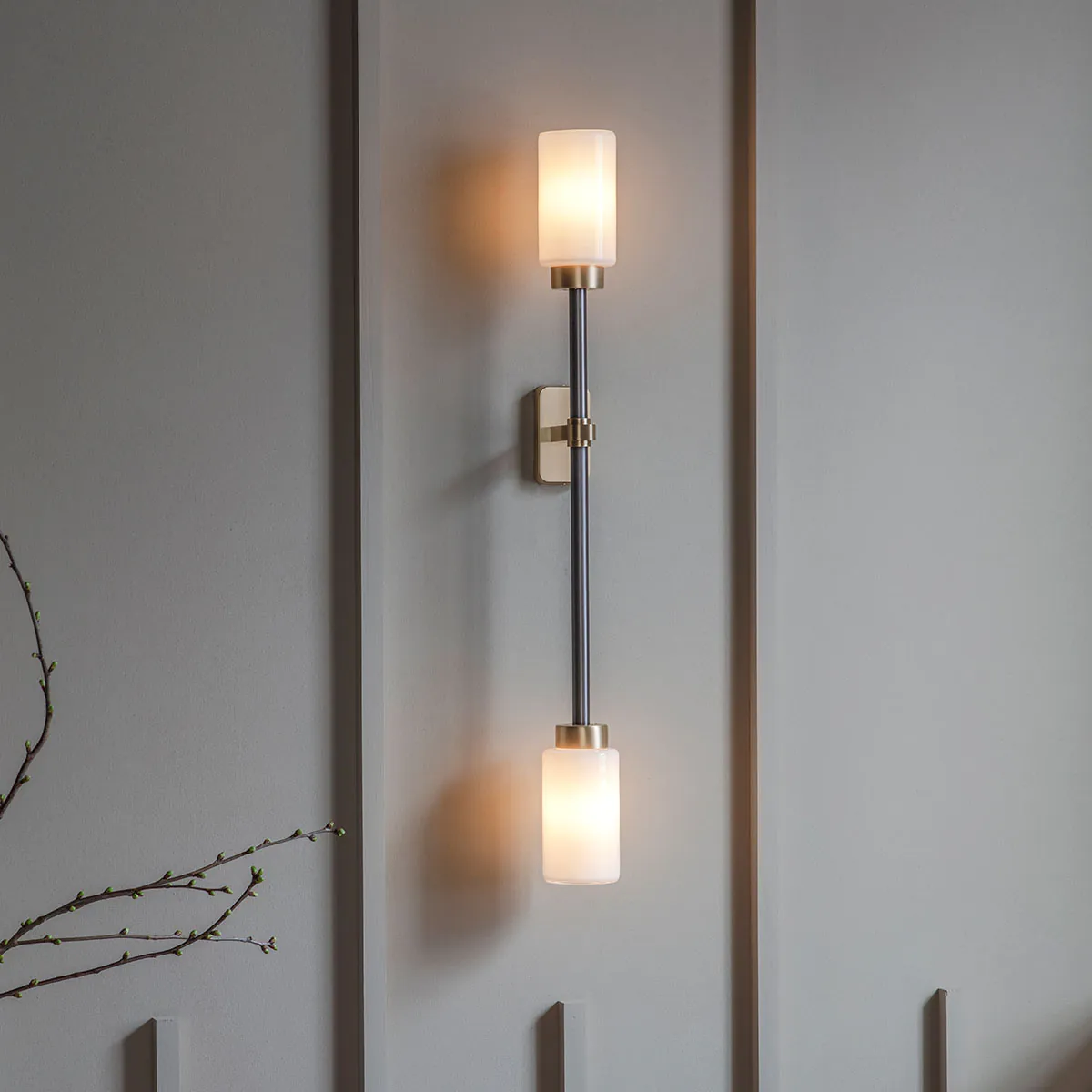 goldfarbene Oberfläche und Glas Leuchte von Bert Frank – Farol Wandlampe, H: 60 cm, 2-flammig, Rauchglas, geometrische Formen, atmosphärisches Licht