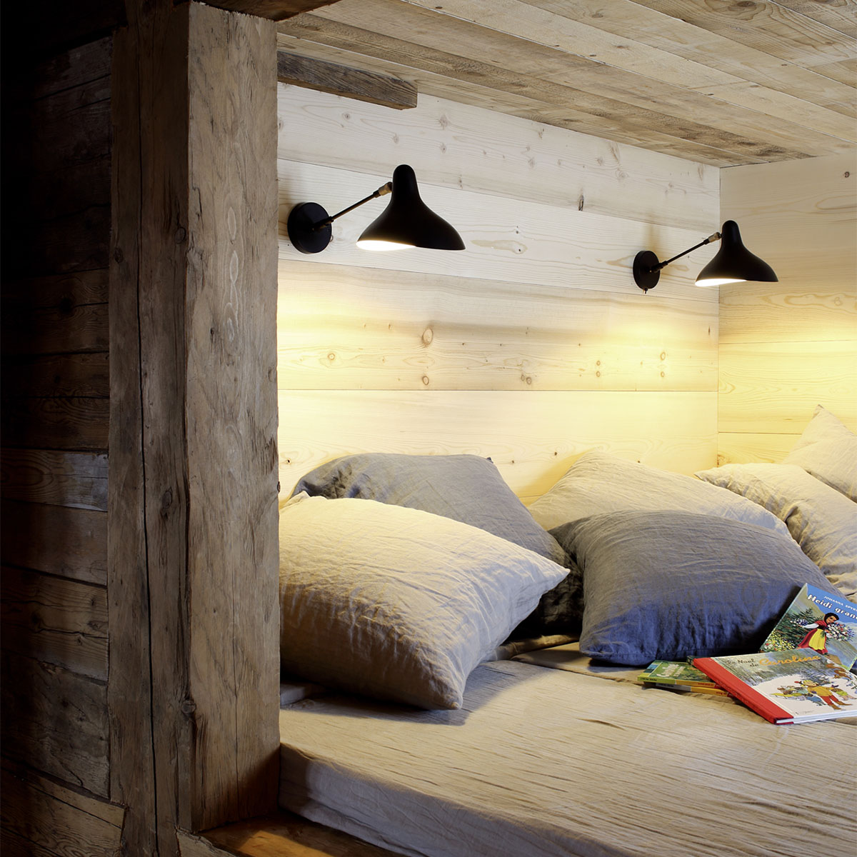 Mantis BS5 Wandleuchte T: 45 cm in Schwarz – moderne Designerleuchte des Herstellers DCW Editions geeignet für den Eingangsbereich