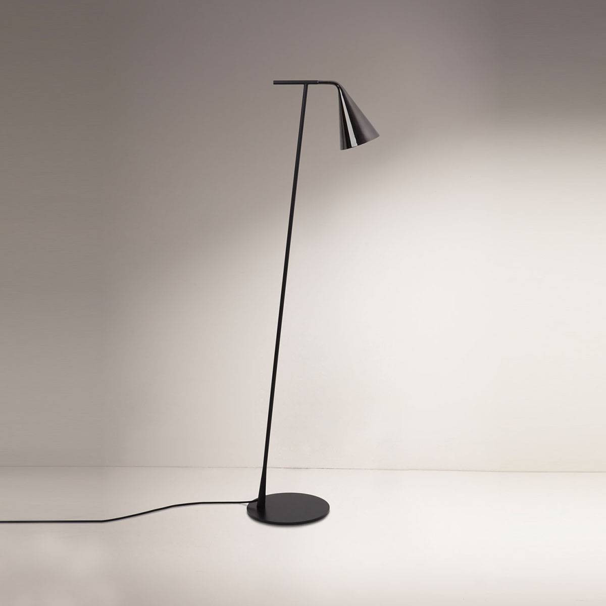 TOOY_Gordon_561_61_3 Italienisches Lichtdesign: TOOY Gordon 561.61 Stehleuchte H: 140 cm, Schwarz Matt & Schwarz Chrom – modernes, dekoratives Design