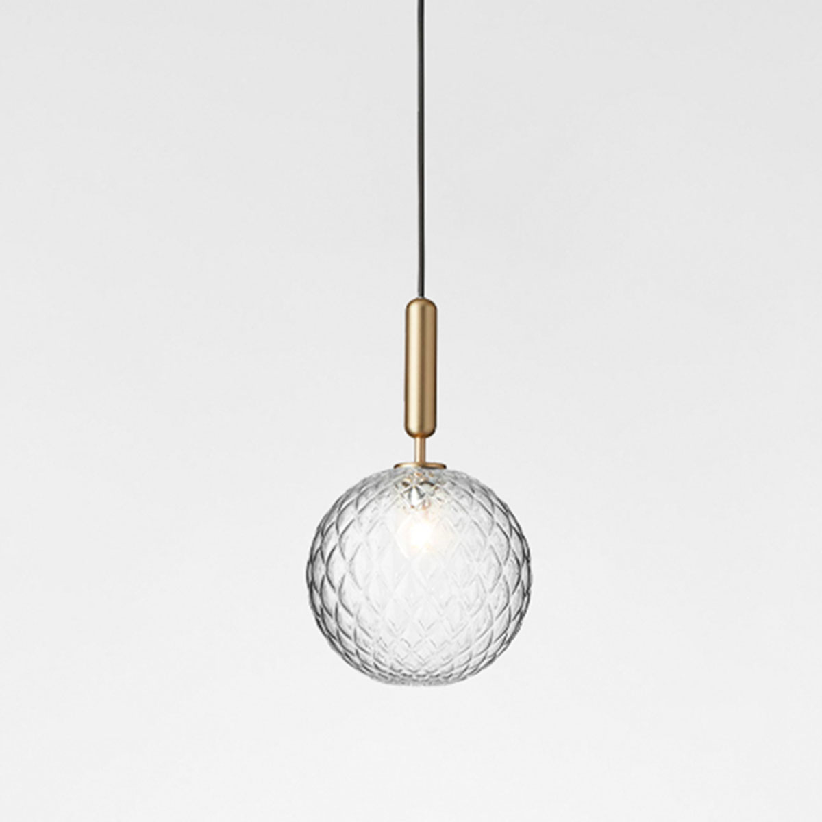 Nuura Miira 1 Large Pendelleuchte, Ø: 20 cm Pendelleuchte – in Messing, in Transparent, nordisches Licht, dimmbarer LED-Technik, ideal für über dem Esstisch