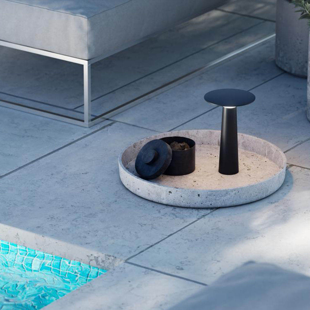 lix Mobile Akku Tischleuchte dim to warm 2700K – 1800K, Ø: 6 cm, H: 24,5 cm, Frozen Silver Mobile dimmbare Akku Tischleuchte ohne Kabel in der Farbe Schwarz neben dem Pool auf der Terrasse