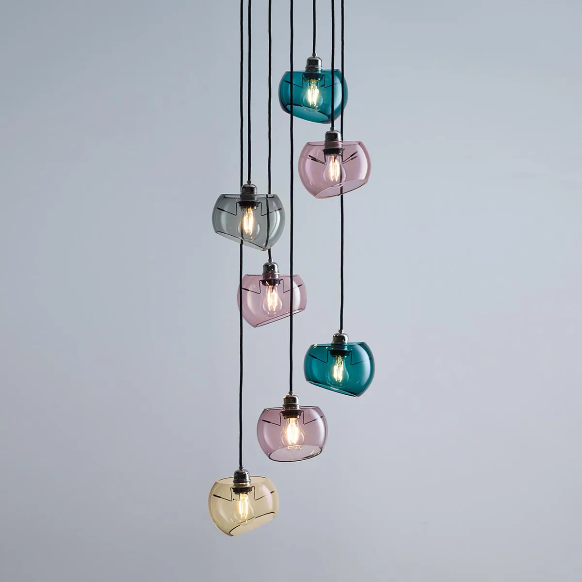 Sieben halbkugelförmige Pendelleuchten in Frühlingsfarben