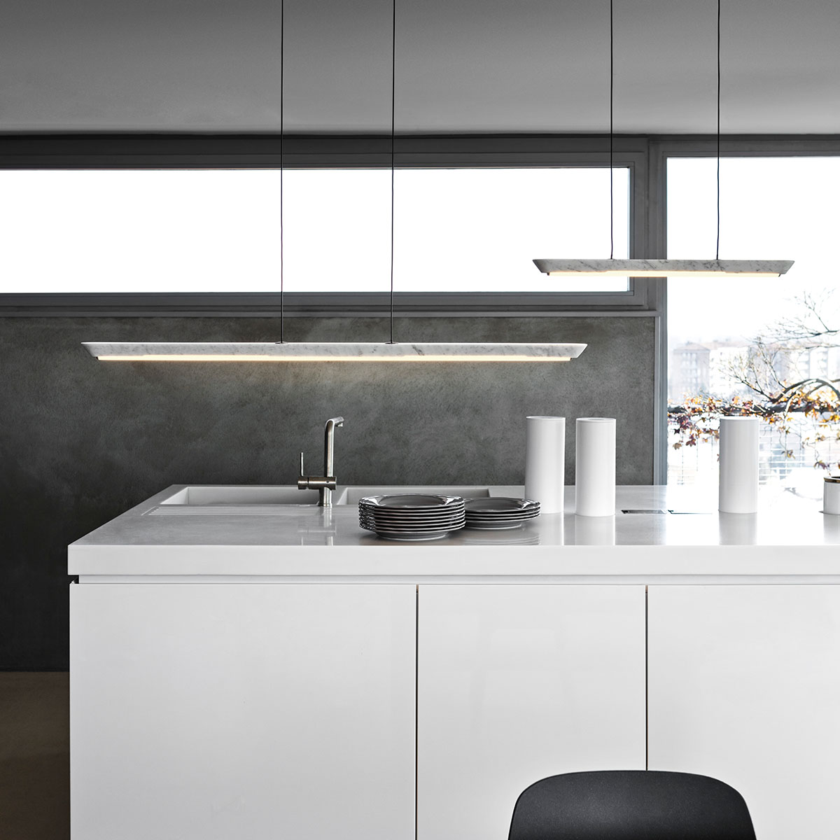 Woody 1406-23 Pendelleuchte, Eichenholz, L: 106 cm Woody 1406-21 Pendelleuchte, Weißer Carrara-Marmor, L: 57 cm