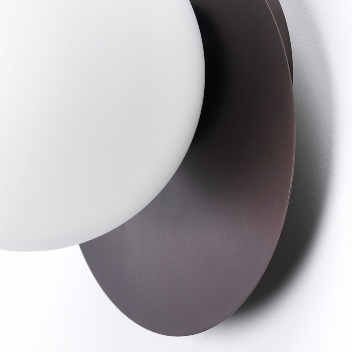 Designerleuchte Vivida Pearl Wandleuchte, B: 24 cm, T: 25,5 cm, Bronze aus Stahl Glas – dimmbar