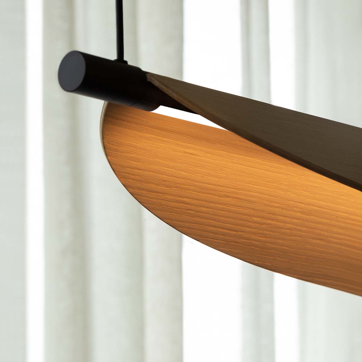 TOOY Thula 562.21 Pendelleuchte, L: 67 cm, H: 11 cm, Sandschwarz / Nickel satiniert, Helle Eiche