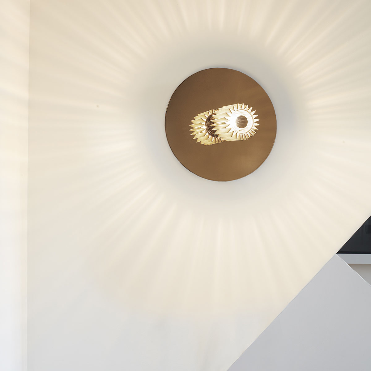 In The Sun 190 Wandleuchte Gold, Netz Gold Ø 19 cm – zeitlose Designerleuchte aus dem Hause DCW Editions passt perfekt in den Treppenaufgang In The Sun 380 Wandleuchte Silber, Netz Silber Ø 38 cm – stilvolle Designerleuchte aus dem Hause DCW Editions passt perfekt in den Treppenaufgang