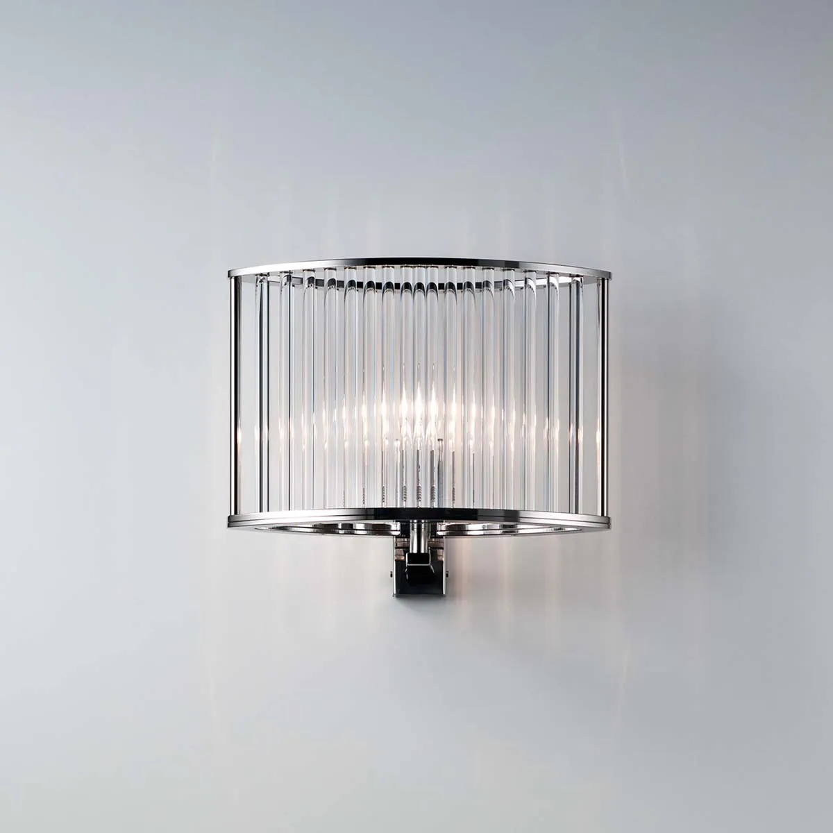 Elegante matt vernickelte Wandleuchte mit zylindrischen Glasschirm