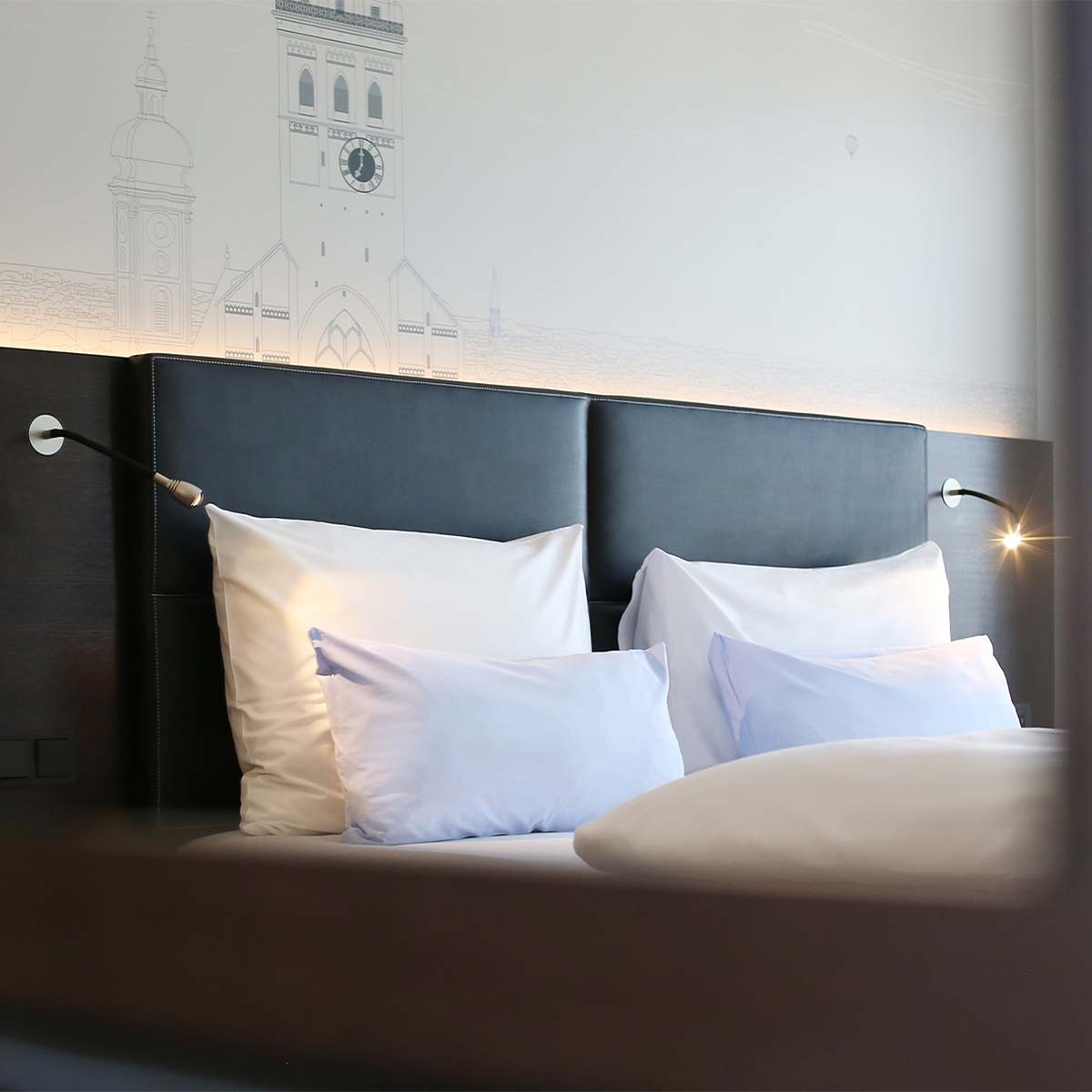 Baulmann Schwanenhals Wandleuchte mit Schalter, T: 34 cm – Dreh und schwenkbare Wandleuchte im Hotelzimmer neben dem Bett hängend Baulmann Schwanenhals Wandleuchte mit Schalter, T: 34 cm – Dreh und schwenkbare Wandleuchte im Hotelzimmer neben dem Bett hängend