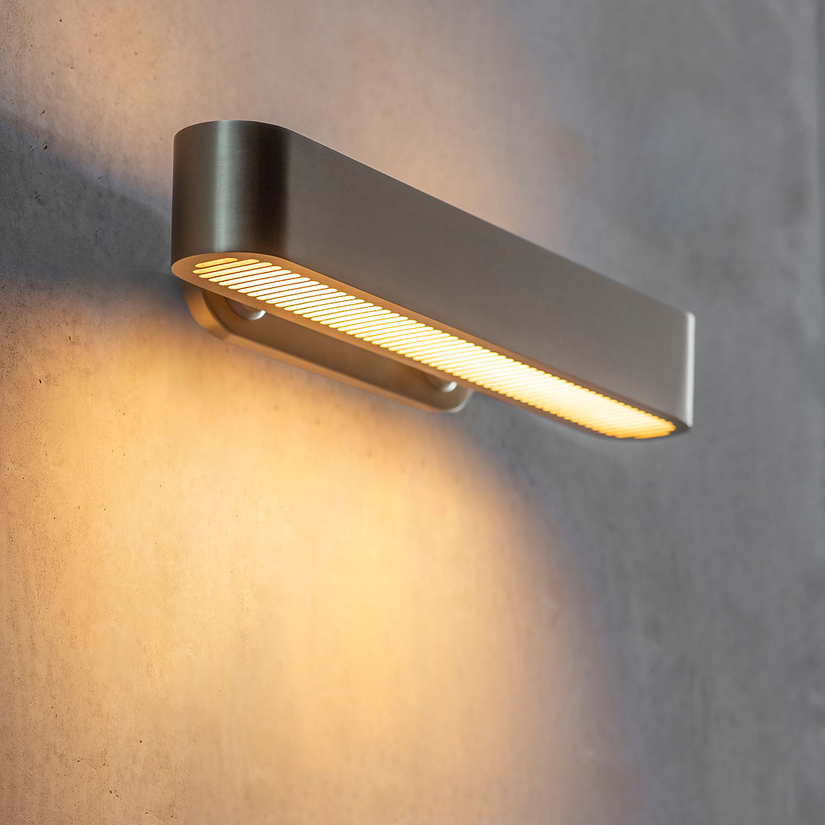 Bert Frank Colt Flush Wandlleuchte, B: 40 cm aus goldfarbene Oberfläche – exklusives britisches Design, blendfreies Licht