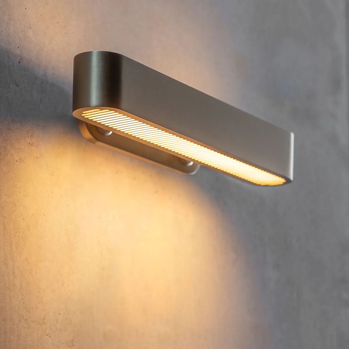 Bert Frank Colt Flush Wandlleuchte, B: 40 cm aus goldfarbene Oberfläche – exklusives britisches Design, blendfreies Licht