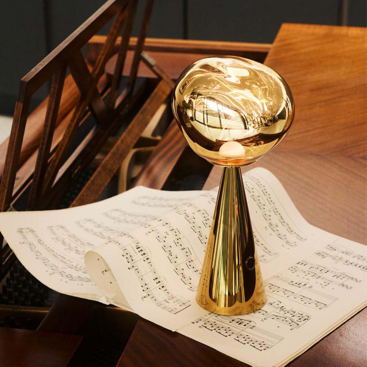 Tom Dixon Melt Portable Akku LED Tischleuchte, Ø: 13 cm, H: 28,5 cm, Kupfer