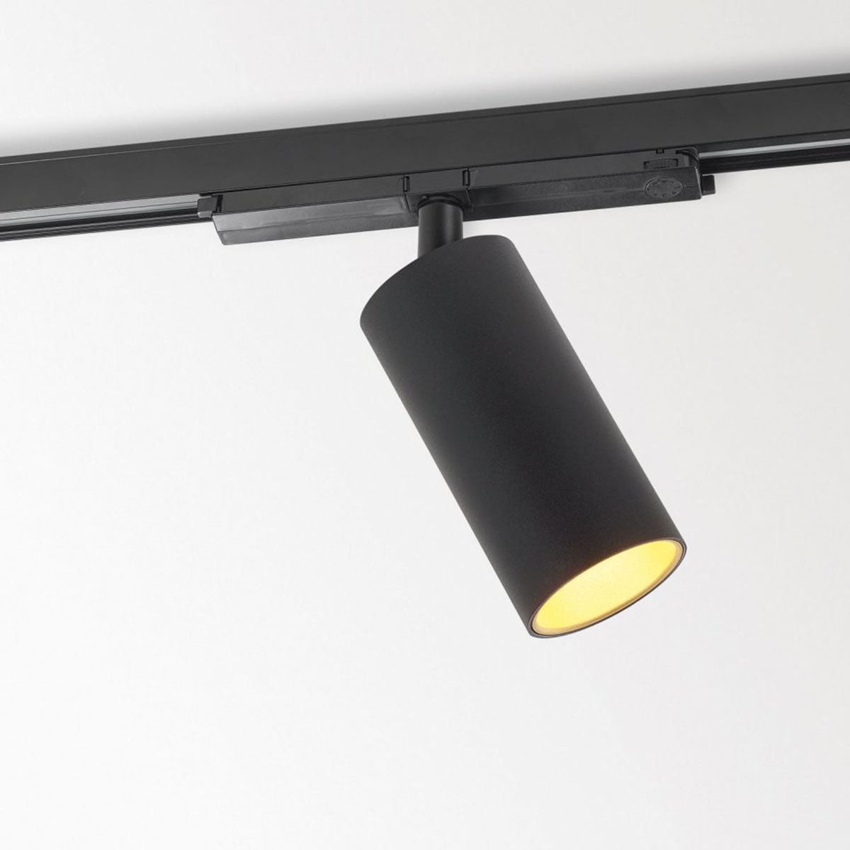 SPY 66 92718 ADM DIM5 Schienenstrahler, DALI dimmbar, Ø: 6,6 cm, Schwarz, Extra-Warmweiß 2700K, 18° SPY 66 93045 ADM DIM5 Schienenstrahler, DALI dimmbar, Ø: 6,6 cm, Schwarz, Warmweiß 3000K, 45°