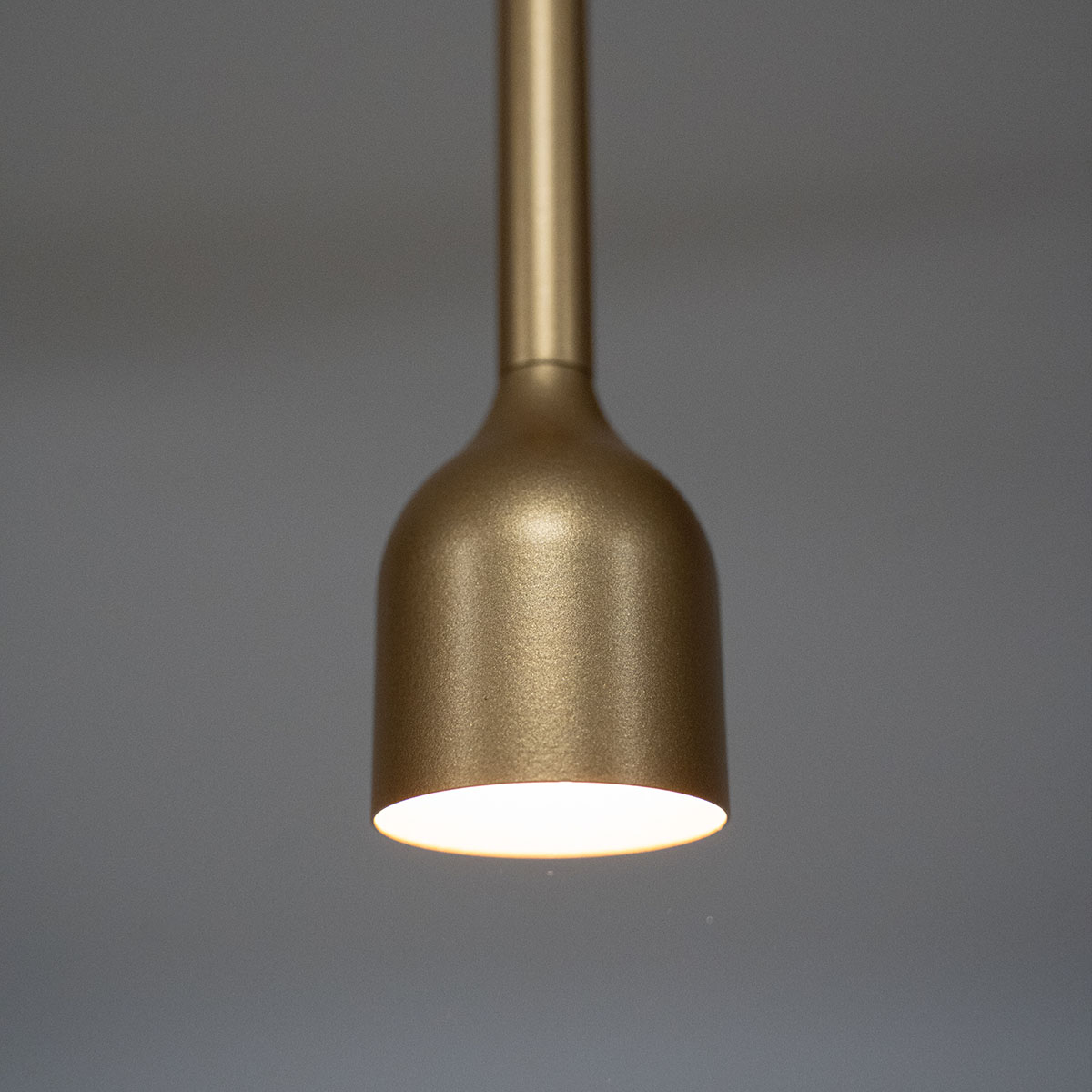 Hail Pendelleuchte Ø: 3,4 cm, Gold matt, Extra-Warmweiß 2700K Hail Pendelleuchte Ø: 3,4 cm, Gold matt, Warmweiß 3000K
