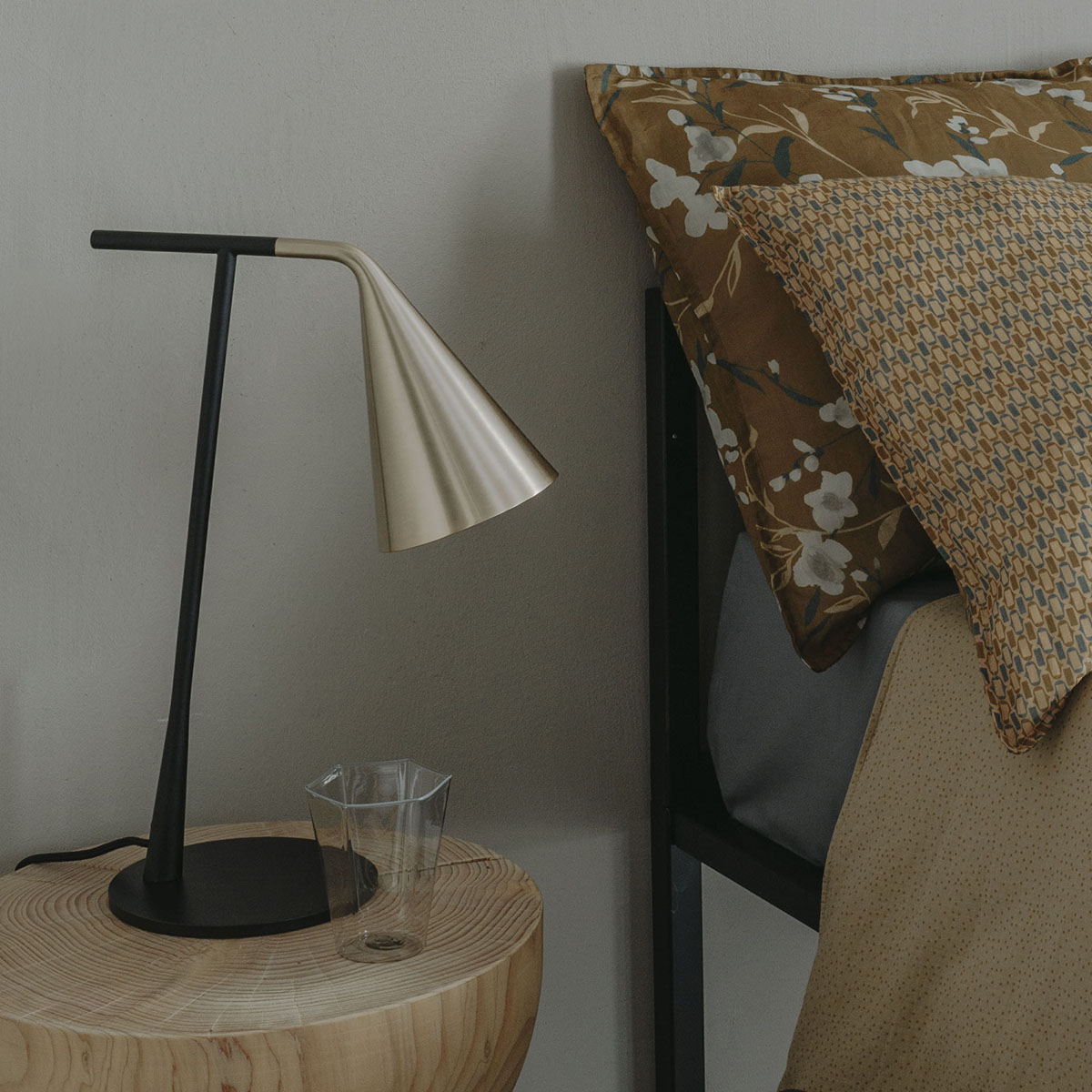 Gordon 561.31 Tischleuchte H: 45 cm, Schwarz Matt & Messing von TOOY – ideal für Nachttisch oder Beistelltisch