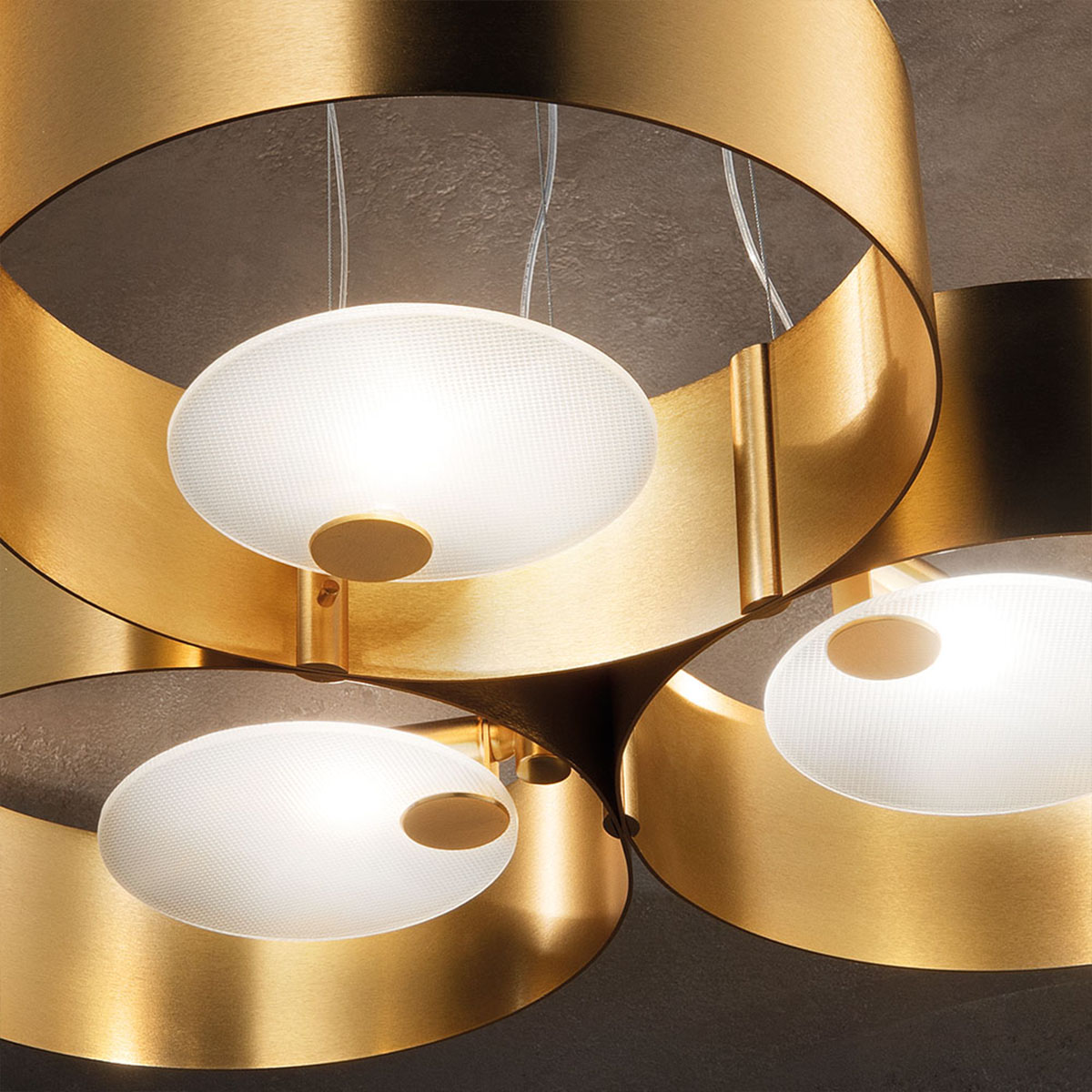 Sound BIL3 Pendelleuchte, L: 134 cm, 3-flammig, Gold gebürstet, Retrofit Sound BIL3 Pendelleuchte, L: 134 cm, 3-flammig, Messing gebürstet & Schwarz matt, LED-Modul