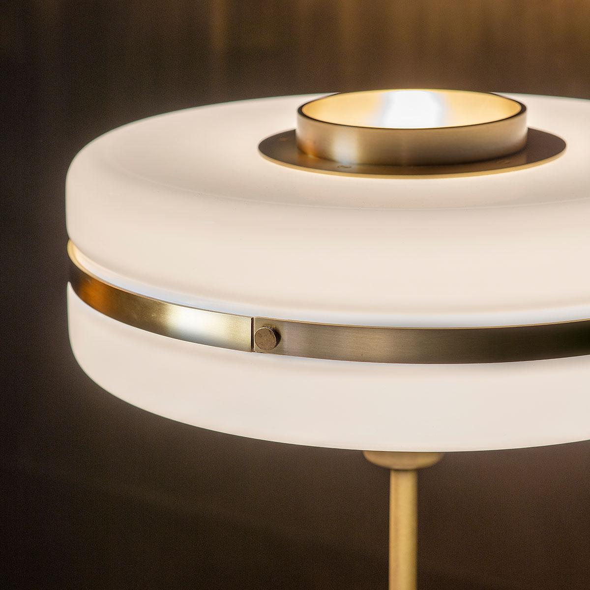 Perfekt für Wohnzimmer oder Leseecke: Bert Frank Masina Stehleuchte, H: 135 cm aus poliertes Messing und Stahl und Glas – blendfreies Licht