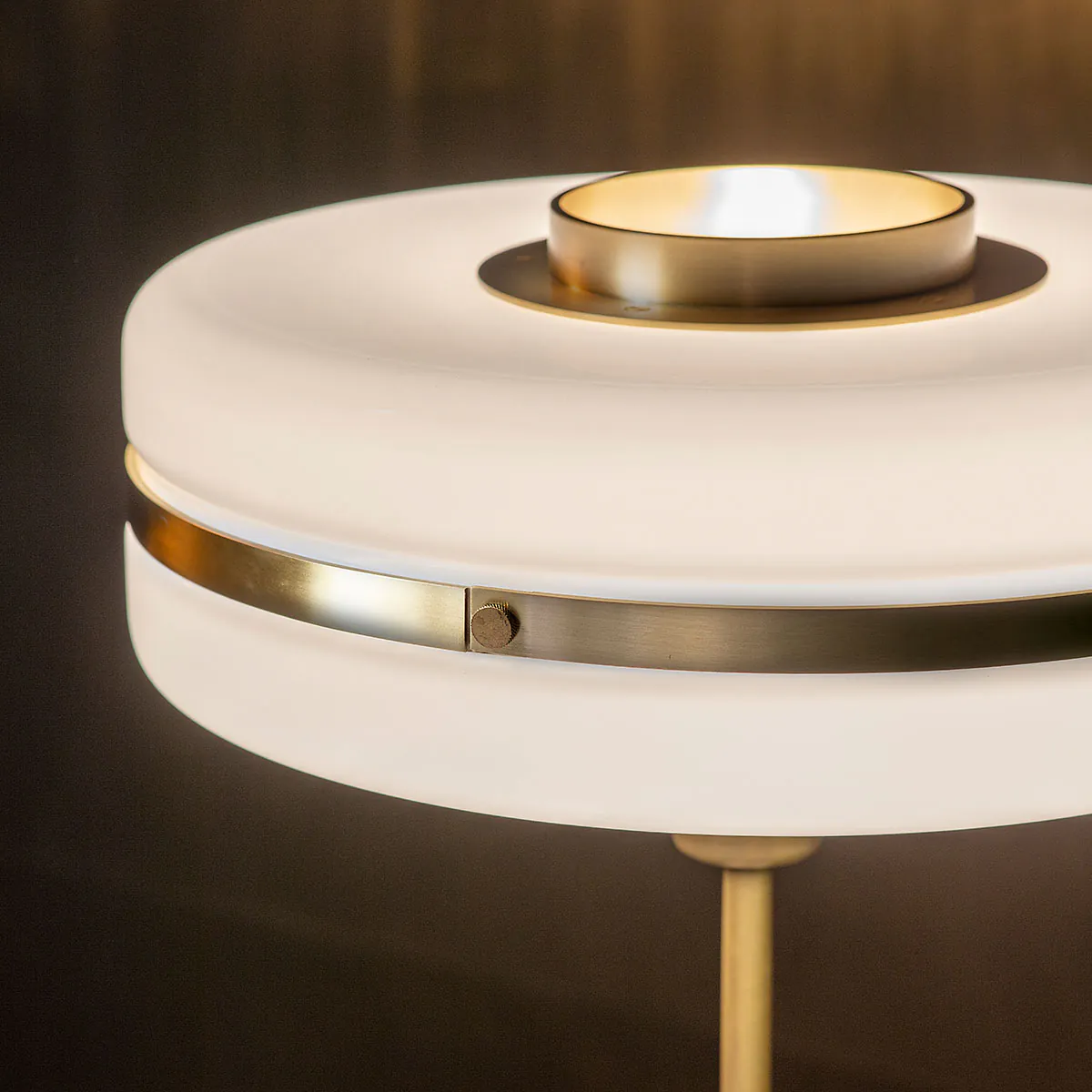 Perfekt für Wohnzimmer oder Leseecke: Bert Frank Masina Stehleuchte, H: 135 cm aus poliertes Messing und Stahl und Glas – blendfreies Licht