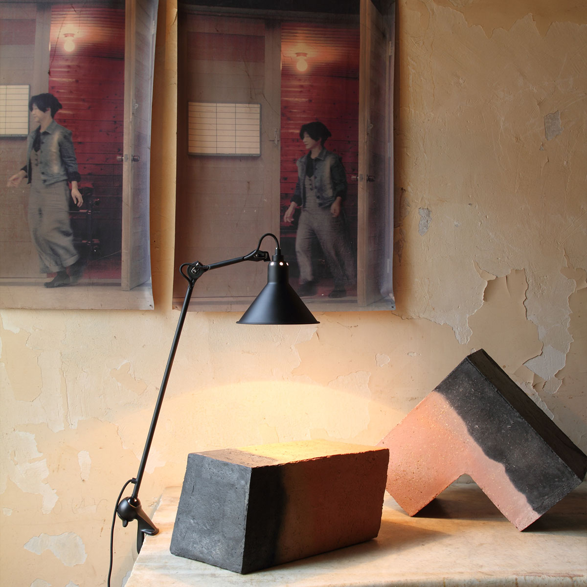 Moderne tischleuchte DCW Editions Lampe Gras N° 201 Tischleuchte, H: 59 cm Schwarz, Schirm Schwarz Konisch Modern – Ambienteansicht für Wohnzimmer Exklusive tischleuchte DCW Editions Lampe Gras N° 201 Tischleuchte, H: 59 cm Schwarz, Schirm Messing Konisch Schwarz Modern – Ambienteansicht für Nachttisch