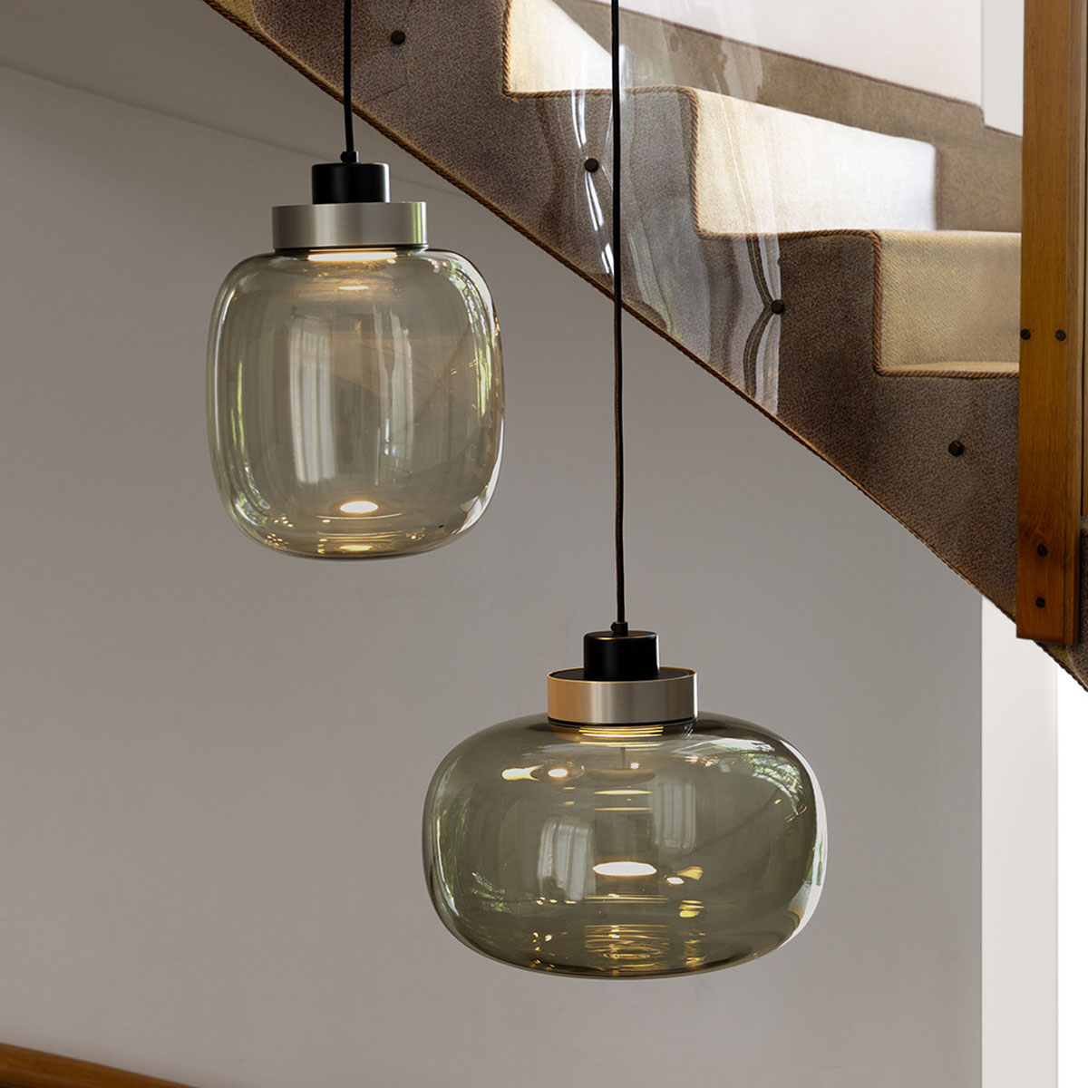 Legier 557.24 Pendelleuchte, Schwarz & Hellgrau, Rauchglas Legier 557.24 Pendelleuchte, Schwarz & Kupfer, Opalglas von TOOY – ideal für Esstisch oder Esszimmer