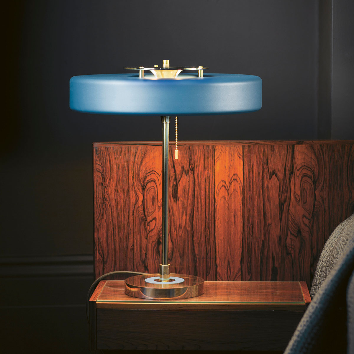 Luxusleuchten aus Großbritannien: Bert Frank Revolve Tischlampe, H: 42 cm, Schwarz, Messing gebürstet, goldfarbene Oberfläche und Aluminium und Polycarbonat, exklusives britisches Design, gleichmäßige Beleuchtung, ikonische Revolve-Serie im Art Déco Stil Perfekt für Nachttisch oder Schreibtisch: Bert Frank Revolve Tischlampe, H: 42 cm, Rot, Messing poliert aus Messing und gebürstetes Aluminium und Polycarbonat – sanftes Licht