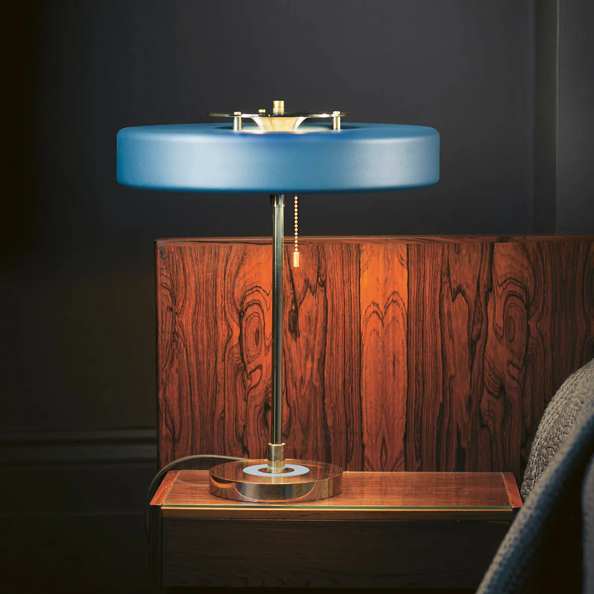 Perfekt für Nachttisch oder Schreibtisch: Bert Frank Revolve Tischlampe, H: 42 cm, Rot, Messing poliert aus Messing und gebürstetes Aluminium und Polycarbonat – sanftes Licht