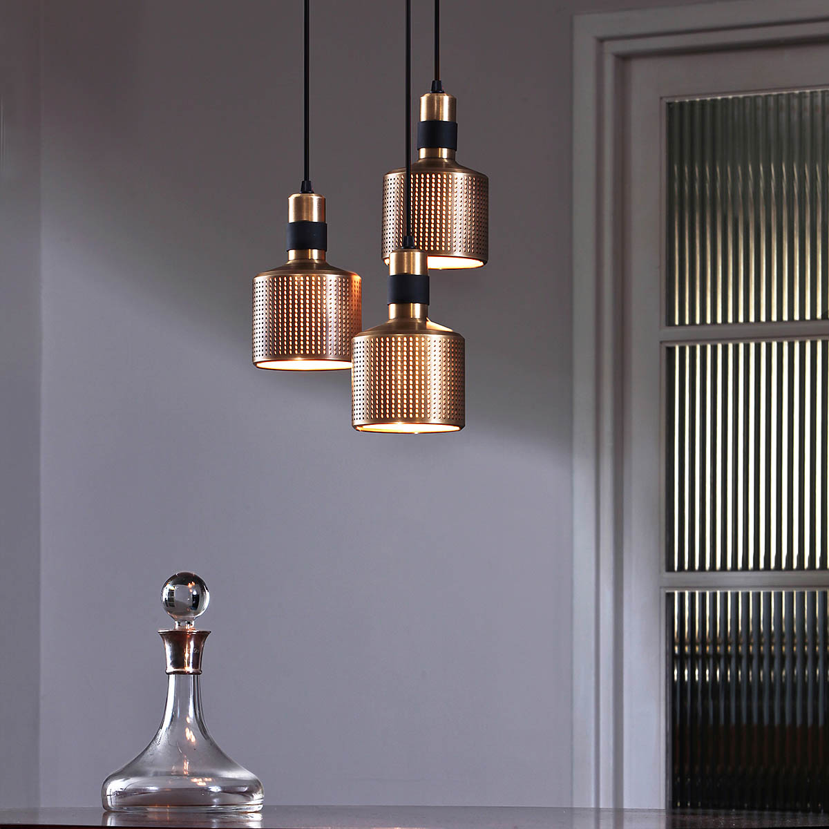 gebürstetes Messing Leuchte von Bert Frank – Riddle Cluster Hängeleuchte, 3-flammig, Schwarz, geometrische Formen, atmosphärisches Licht