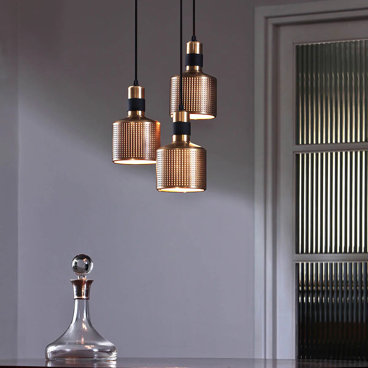 gebürstetes Messing Leuchte von Bert Frank – Riddle Cluster Hängeleuchte, 3-flammig, Schwarz, geometrische Formen, atmosphärisches Licht