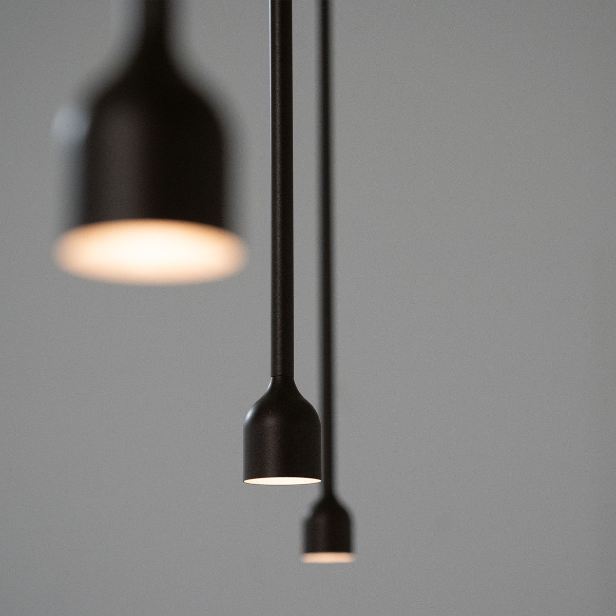 Penta Light Hail Pendelleuchte Ø: 3,4 cm Hängelampe – Rauchglas in Gold matt, moderne Formsprache, eleganter Lichtschein, macht sich hervorragend auf dem Schreibtisch, ideal über Esstisch, Küche oder Wohnzimmer Penta Light Designerleuchte Hail Pendelleuchte Ø: 3,4 cm Hängeleuchte – mundgeblasenes Glas in Schwarz matt, zeitlose Eleganz, weiche Lichtstimmung,, ideal über Esstisch, Küche oder Wohnzimmer